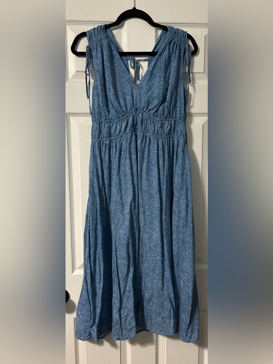 Time and Tru Dresses & Skirts - Time and Tru Blue Floral Midi Dress with V-Neck and Tie Back